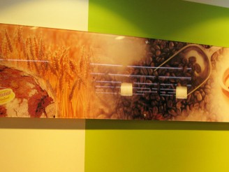 Brot hinter Acrylglas