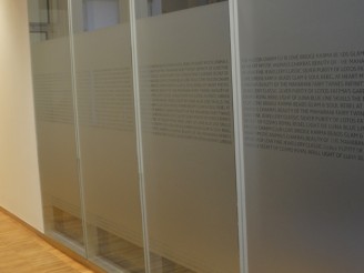 Besprechungsraum mit ausgesparrten Texten aus Glasdekorfolie