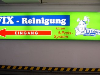 Lichtkasten mit transluzenter Folie beschriftet