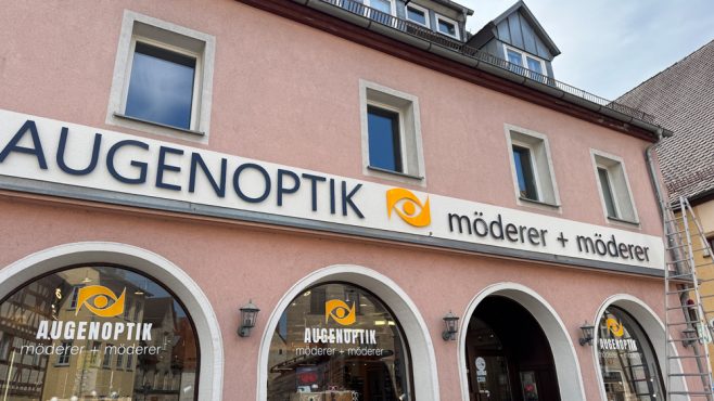 Acrylbuchstaben mit Abstand